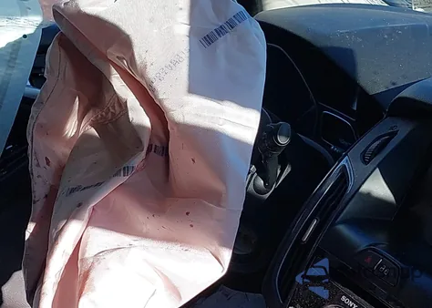 2014 Ford Focus Titanium z USA, uszkodzony, nr VIN 1FADP3J2XEL121192